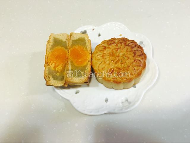 分割馅料，由于要包蛋黄，根据皮馅4:6的比例来，所以蛋黄和莲蓉60g就可以了，然后用莲蓉包蛋黄准备好食材放入保鲜膜包裹