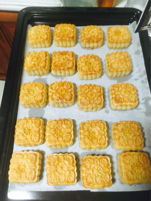 继续烤箱中层150度15分钟，看到月饼周围有点鼓出来的感觉，同时表面上色满意后就烤好了