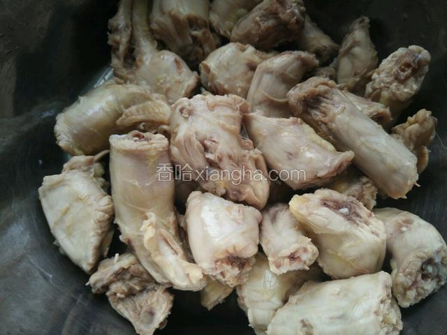 十分钟以后捞出用清水冲洗干净备用