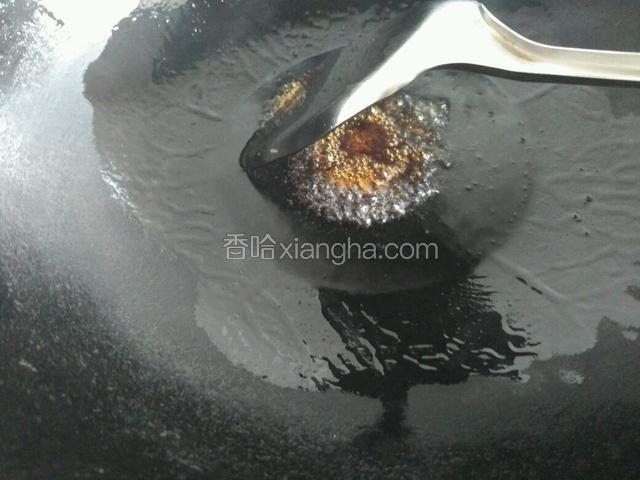 小火，铲子不停铲动，待糖变色