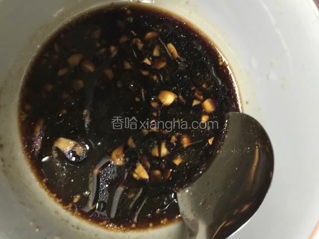 碗里倒入酱油，醋，盐，味道，胡椒粉，香油