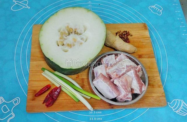 准备食材，香葱干红椒花椒姜片去腥提味