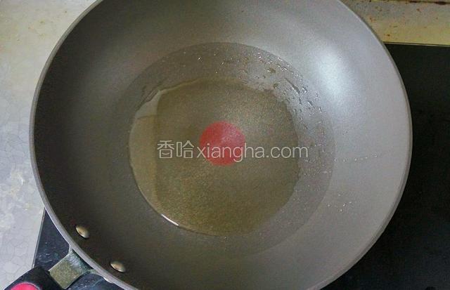 锅内倒入适量油烧热
