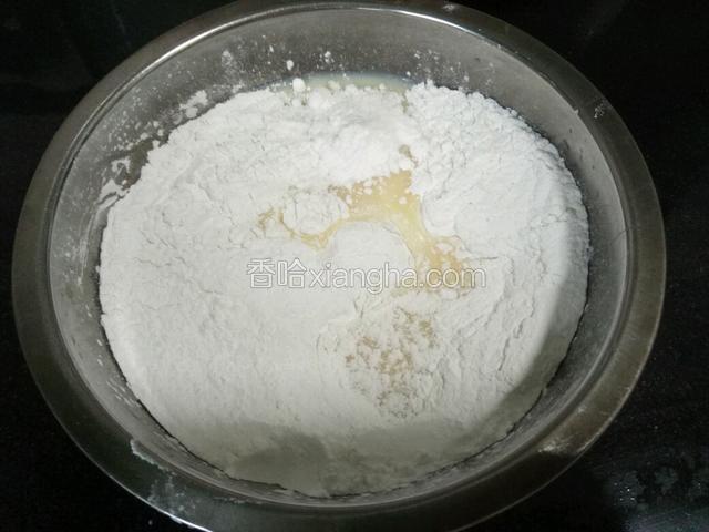 糯米粉里加入炼乳和糖粉。