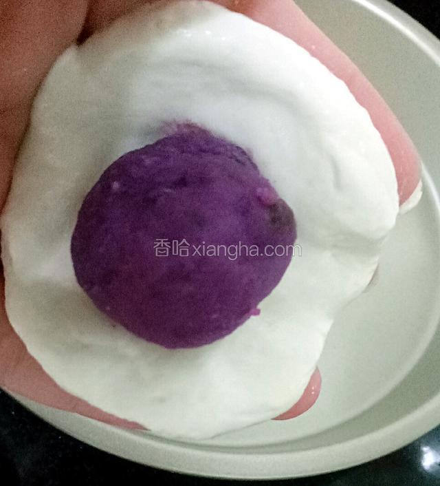 取一小粉团稍捏薄，放进紫薯球。
