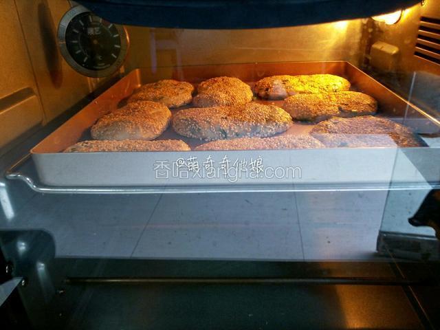 烤箱提前预热175度，我一般是揪成9等份面团后就开始预热。
送入预热好的烤箱中层，上下火170度烤6分钟。