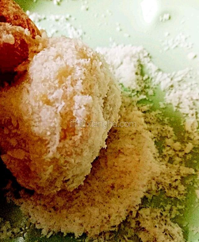 马上趁热粘上椰蓉（因放凉后粘不上）。
