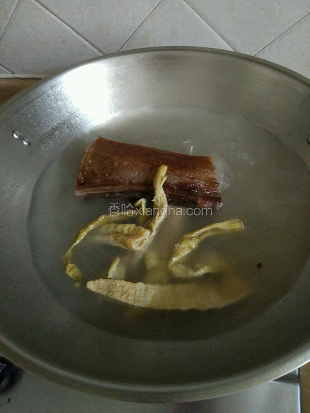 准备下食材，把腊肉和冬笋放锅里煮半个小时左右！