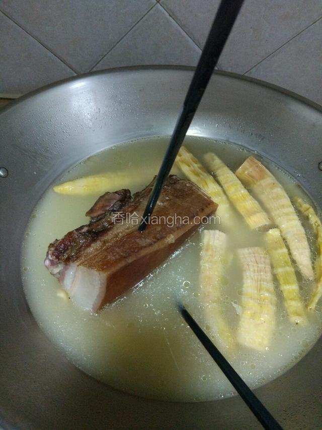 腊肉煮熟，用筷子轻轻插过去！