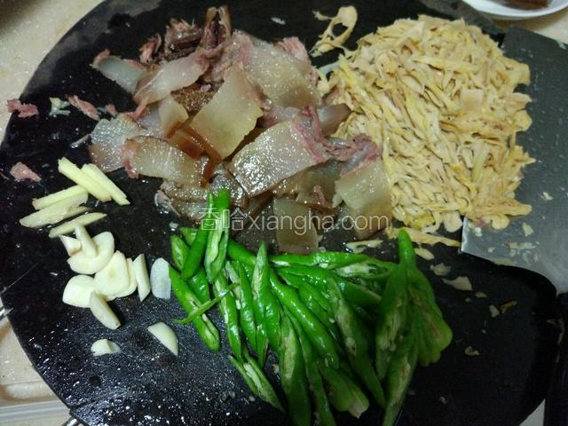 冬笋沥干水份，切薄片，辣椒切菱形，大蒜切片，姜切丝，腊肉切片备用！