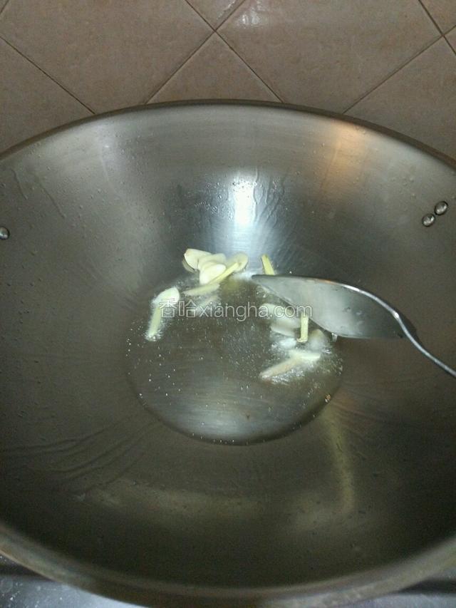 锅里放适量的油，烧热后，把大蒜和姜放入爆香！
