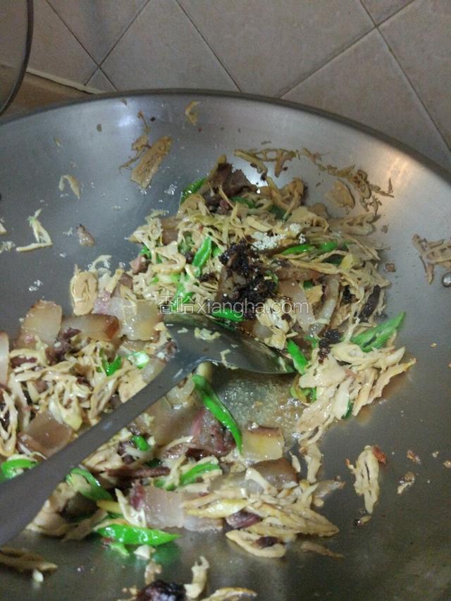 放一勺红葱香酱，适量的生抽！继续翻炒片刻！