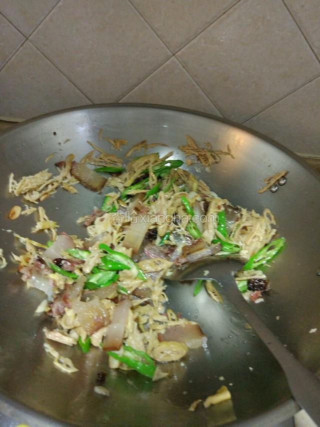 水快干了，放适量的鸡精，少许盐，调味！收汁！