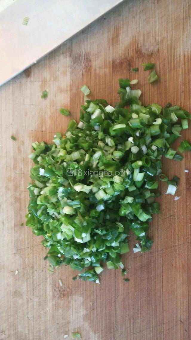 小葱一把洗净剁碎沫。