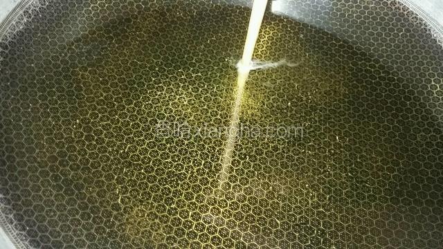 锅中倒油，油热放茄片炸。
