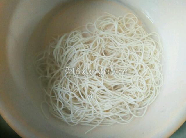 煮好的面条过凉水，倒出晾干