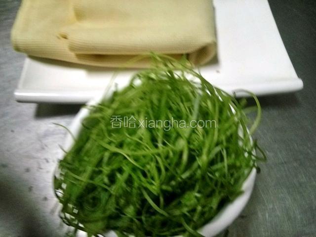 把食材备好，洗净待用。