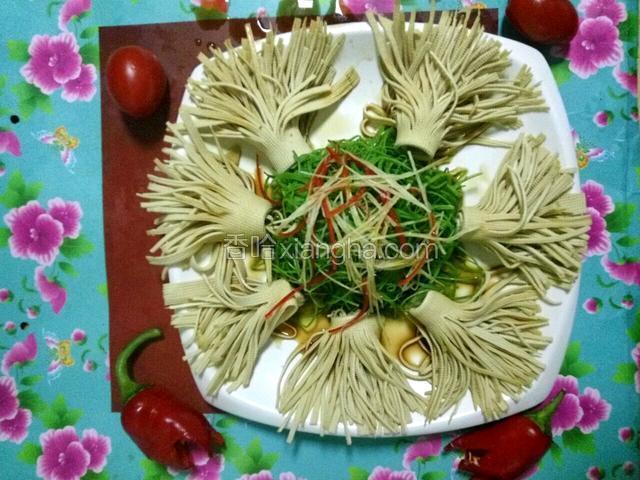 把步骤5淋在菜上面，注意要淋均匀。