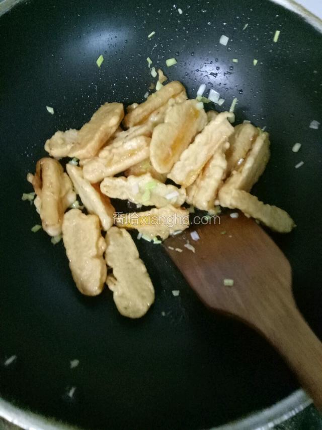 下南瓜条挂满葱姜末。