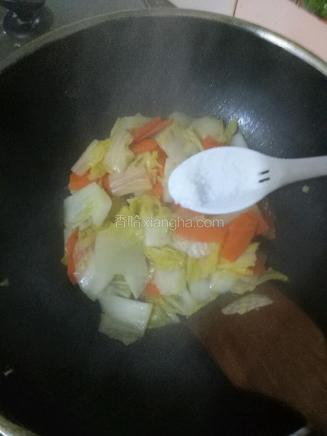 最后加少许盐和鸡精调味即可出锅。
