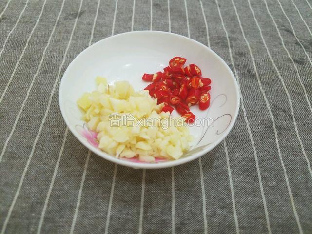将姜和大蒜切成末，小米椒切成圈。