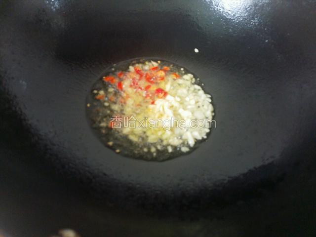 开大火，将锅烧热，锅热后放入油，油五成热时放入葱姜蒜炝锅。