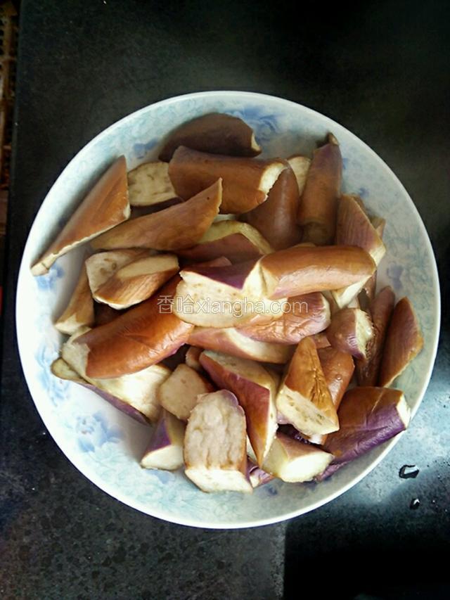 烫好后捞在盘子里待用