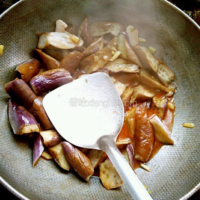 把烫好的茄子放进锅里翻炒