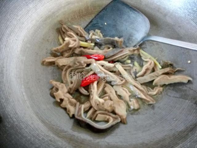 倒入猪肚，蒜，加料酒，生抽，一点盐翻炒盛出备用