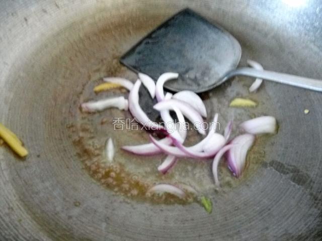 煸炒洋葱出香味