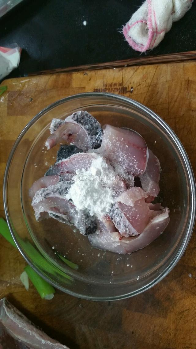 用盐，淀粉，料酒腌制一会