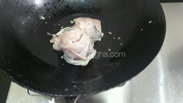 放入鱼块快速煸炒