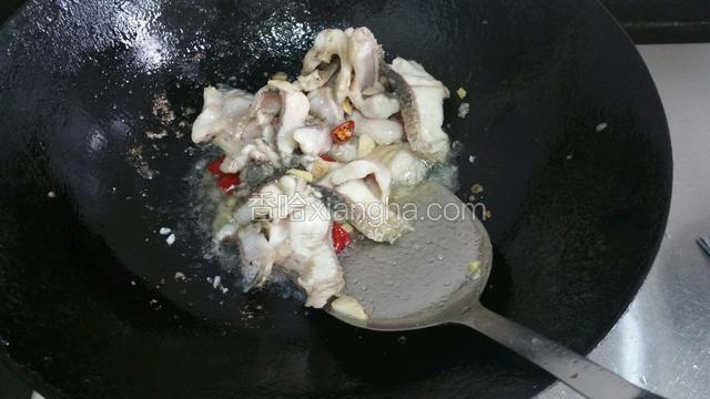 煸炒至完全变色，倒入料酒，酱油，辣椒，糖，醋继续煸炒一会再水焖煮