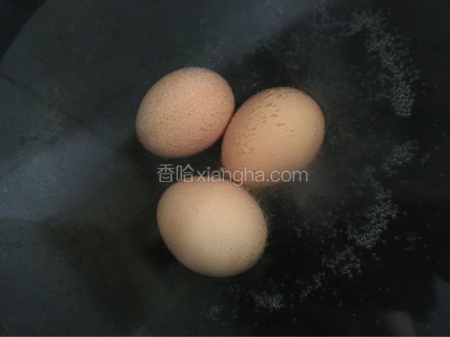 
　　鸡蛋用小火烧开后，再改用温火煮8分钟即可。切忌烧煮时间过长，否则，蛋黄中的亚铁离子会与硫离子产生化学反应，形成硫化亚铁褐色沉淀，从而妨碍人体对铁的吸收
煮制过程开始用小火