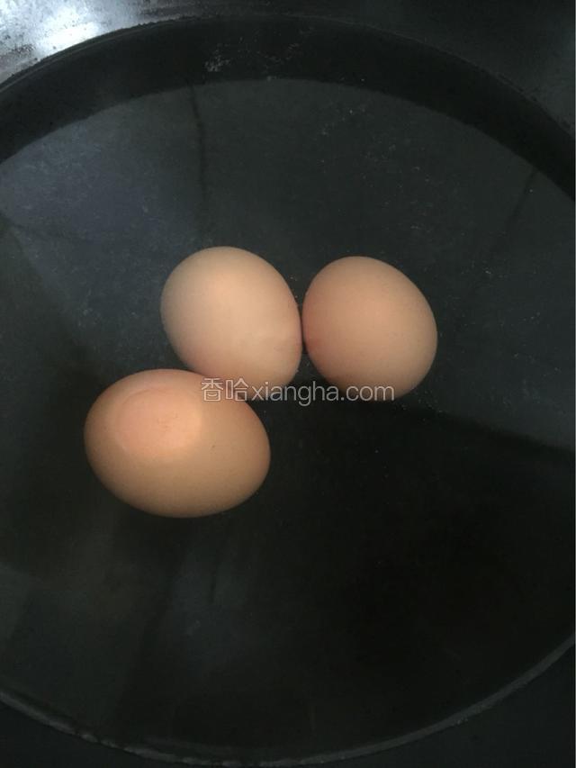煮熟的鸡蛋应取出来让其自然冷却，或放在凉开水、冷水中降温半分钟，这样容易剥皮。为防止细菌感染不宜放入自来水中
这是煮制过程2分钟左右