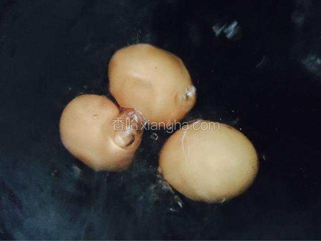 如果鸡蛋在沸水中煮超过10分钟，内部会发生一系列的化学变化。蛋白质结构变得更紧密，不容易与胃液中蛋白质消化酶接触，所以较难消化。蛋品中蛋白质含有较多的蛋氨酸，经过长时间加热后，它会分解出硫化物，它与蛋黄中的铁发生反应，形成人体不易吸收的硫化铁，营养损失较多
煮制过程4分钟左右