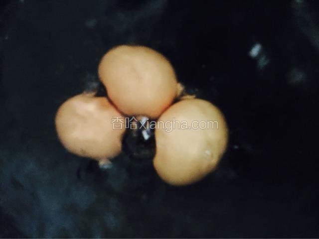 煮不熟的鸡蛋危害更大。生鸡蛋不但存在沙门氏菌污染问题，还有抗酶蛋白和抗生物素蛋白两种有害物。前者会影响蛋白质的消化吸收；后者能与食物中的生物素结合，导致人体生物素缺乏，产生精神倦怠、肌肉酸痛等症状。而鸡蛋一经煮熟，上述两种物质才会被破坏
煮制过程6分钟左右