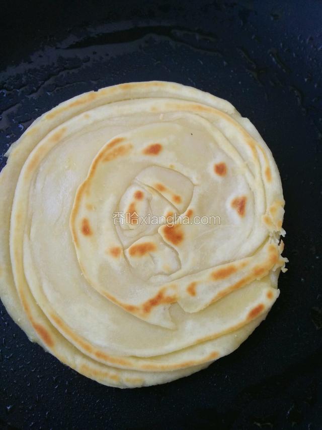 一面烙至金黄翻面