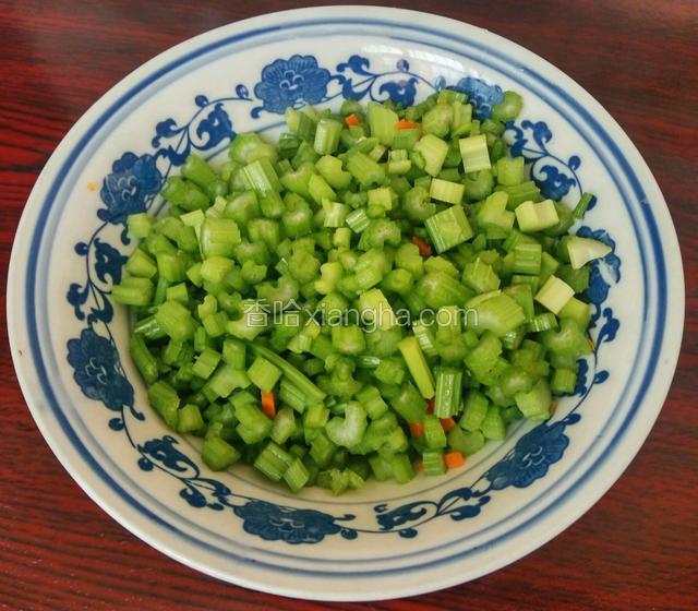 芹菜洗净，切段