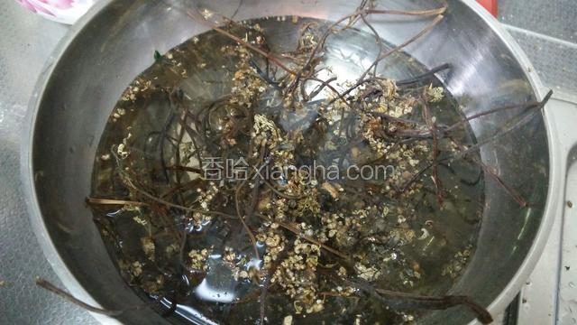 蕨菜放凉水泡一个小时，再放锅里煮20分钟