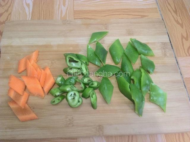 青椒，胡萝卜切菱形，小米椒斜切小段。