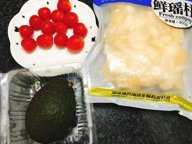 准备好所有主材。圣女果去蒂洗净。