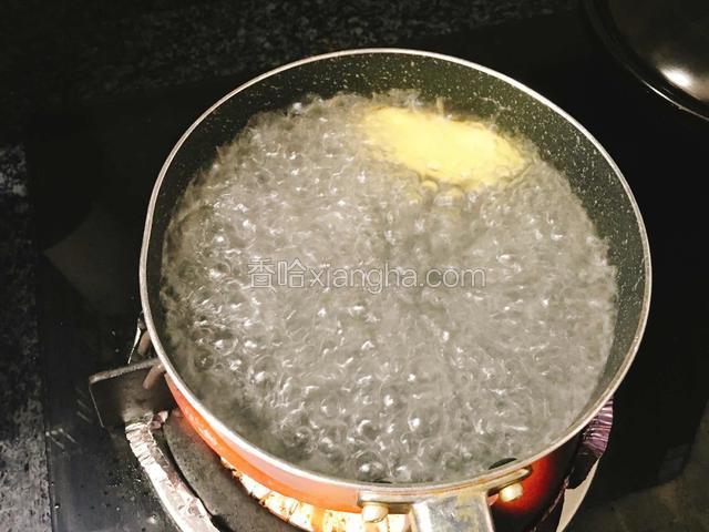 冷水上锅放入姜片，煮沸。