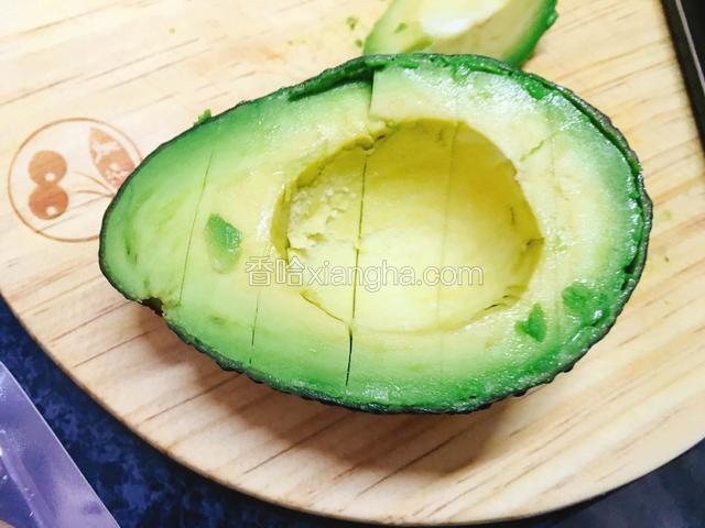 用刀在四周划一圈，再在果肉上划竖刀。用勺子把果肉挖出。壳留着做器皿。