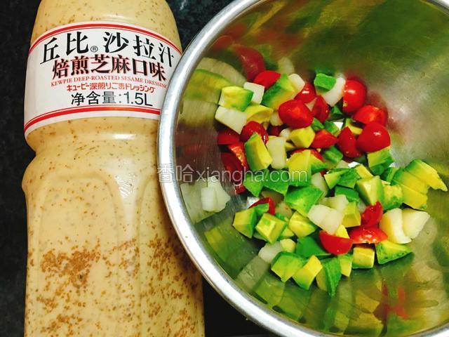 用沙拉酱调匀。