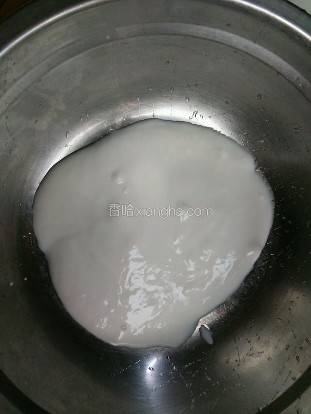 酸奶一半倒入盆中