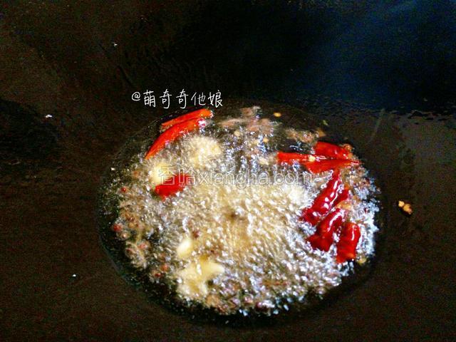 冷锅冷油下大蒜，花椒粒，干辣椒小火炒香。