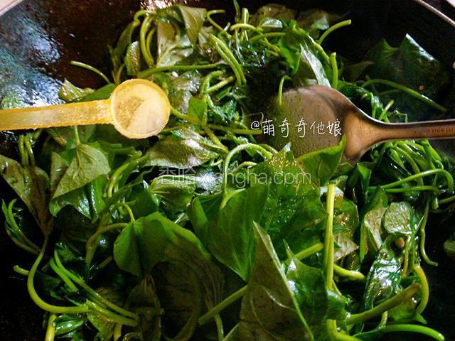 调入适量盐。红薯叶开始没有蔫下去看起来多，炒好估计就一点点了，所以盐注意别加太多。