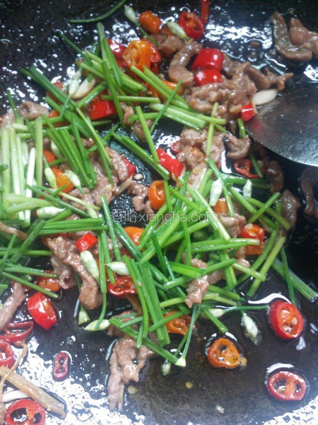 下韭菜花，开最小火炒匀。（或关火炒韭菜花
，自家的小韭菜花非常嫩，用余温就可以炒熟了）