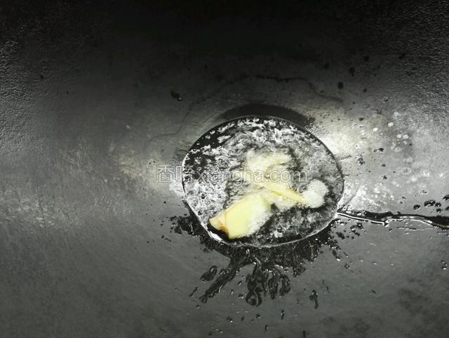 净锅放适量油放入姜蒜爆香